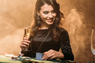 femme bien habillée qui joue dans un casino