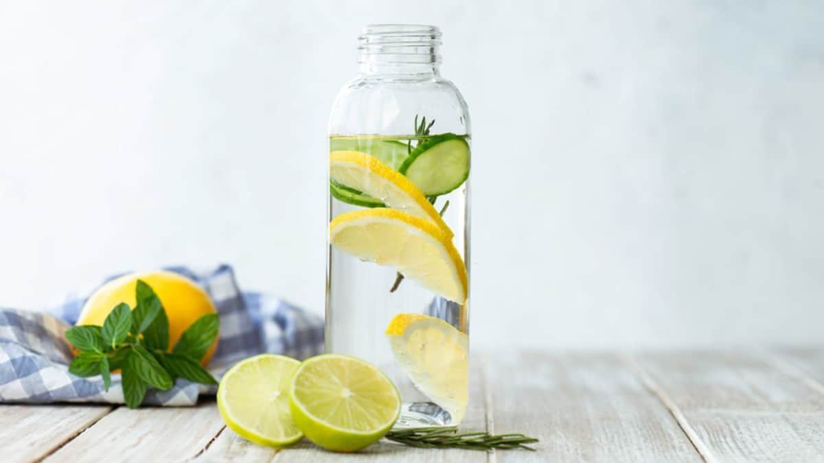 Eau détox au romarin, concombre et citron : une boisson santé et rafraîchissante