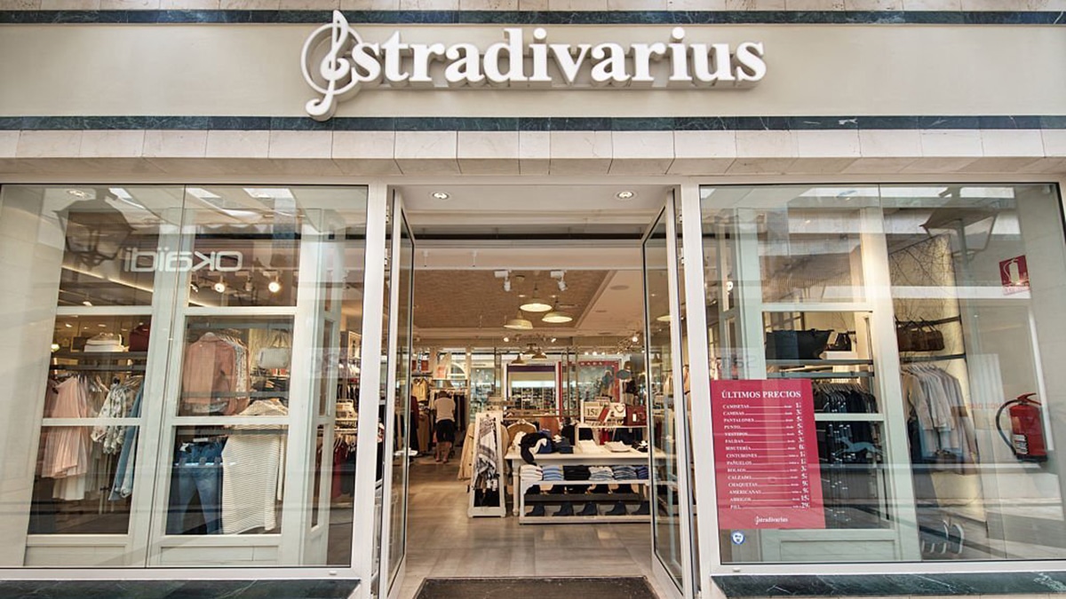 Découvrez une robe inédite chez Stradivarius !