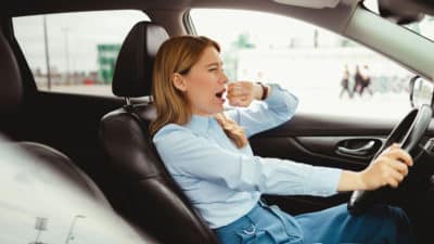 Découvrez comment éviter la somnolence lorsque vous êtes au volant de votre voiture durant les vacances !