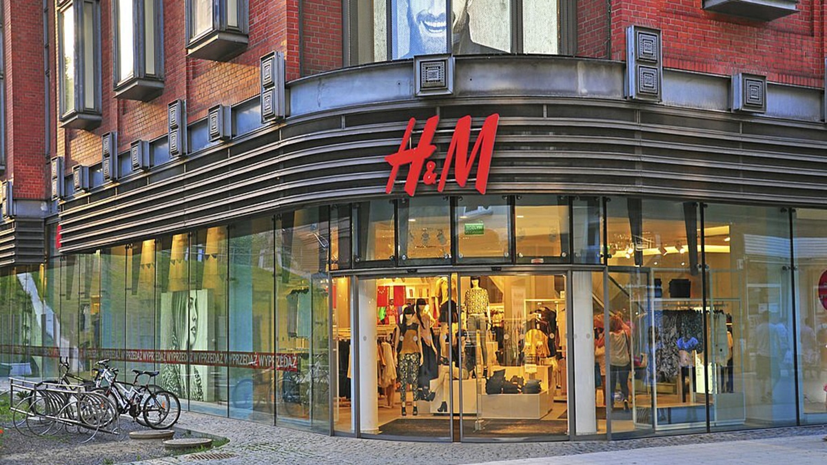 Des chaussures à talons denim attirent la foule chez H&M