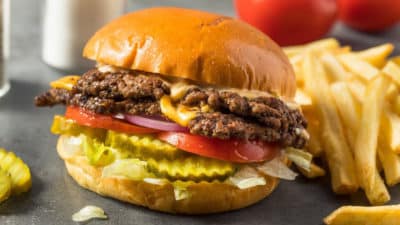 Cyril Lignac vous dévoile comment faire un burger maison et son secret pour obtenir une viande savoureuse et croquante.