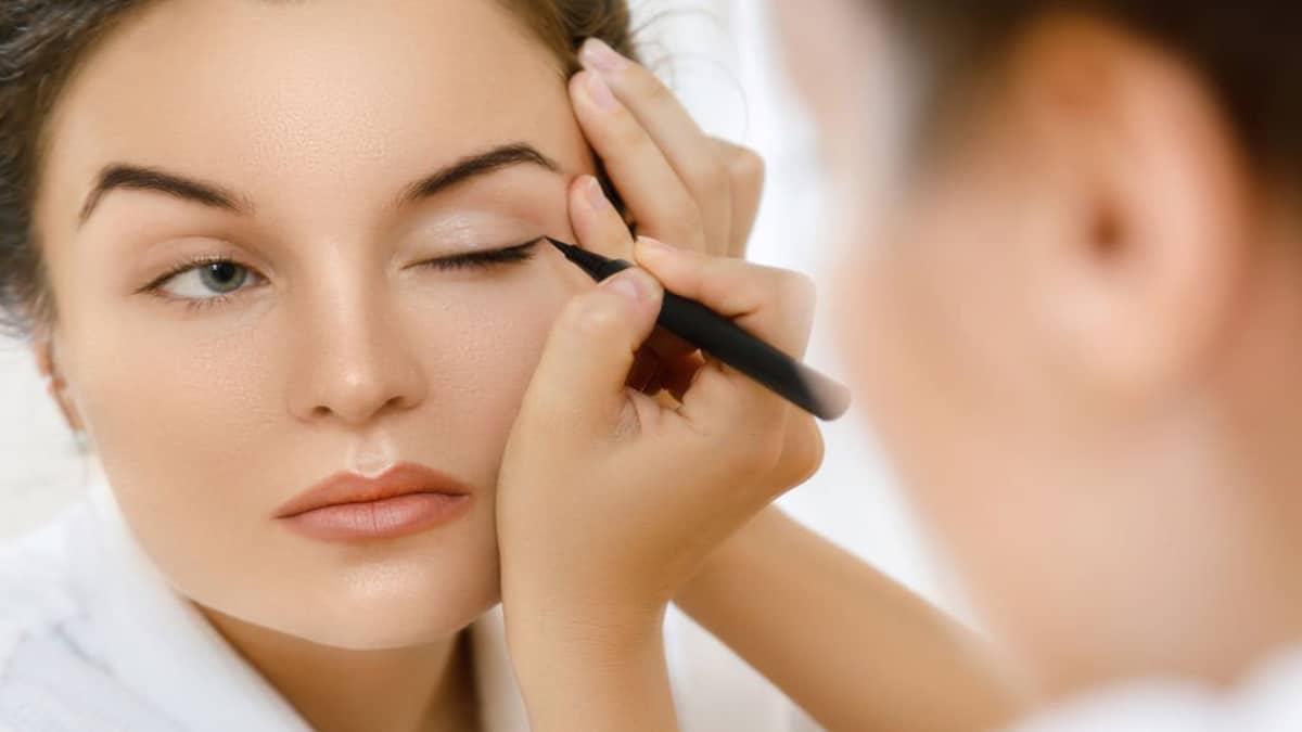 L’astuce maquillage inattendue pour tracer un trait d’eye-liner impeccable : où placer sa virgule ?