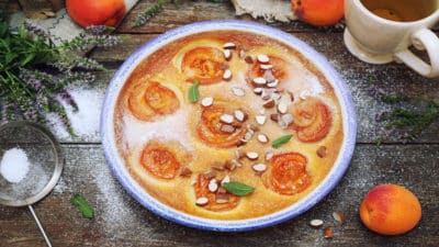 Cyril Lignac révèle une recette de clafoutis aux abricots