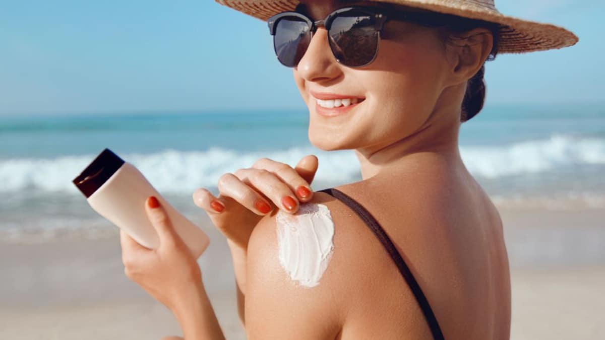 Crème solaire : Cette horrible erreur que tout le monde a l’habitude de faire provoque des acnés !