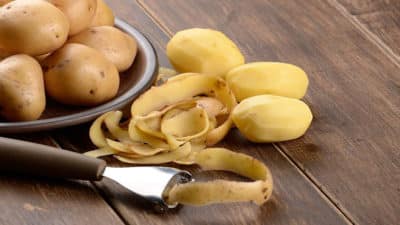 Comment éplucher vos pommes de terre en un clin d’œil et sans vous fatiguer