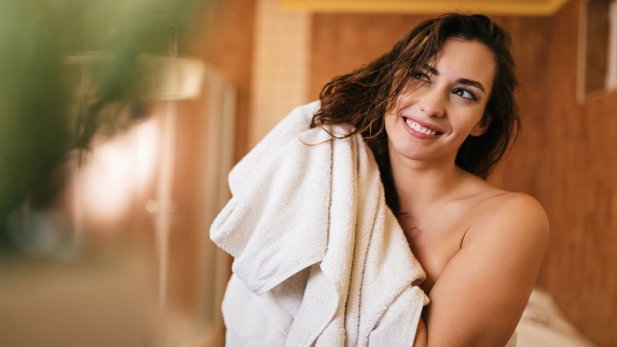 Cette horrible façon de sécher vos cheveux avec une serviette est à bannir, découvrez pourquoi ?