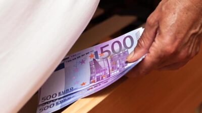 Mettre de l'argent sous le matelas