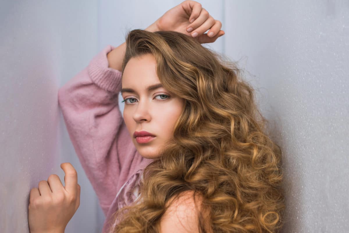 Cheveux bouclés