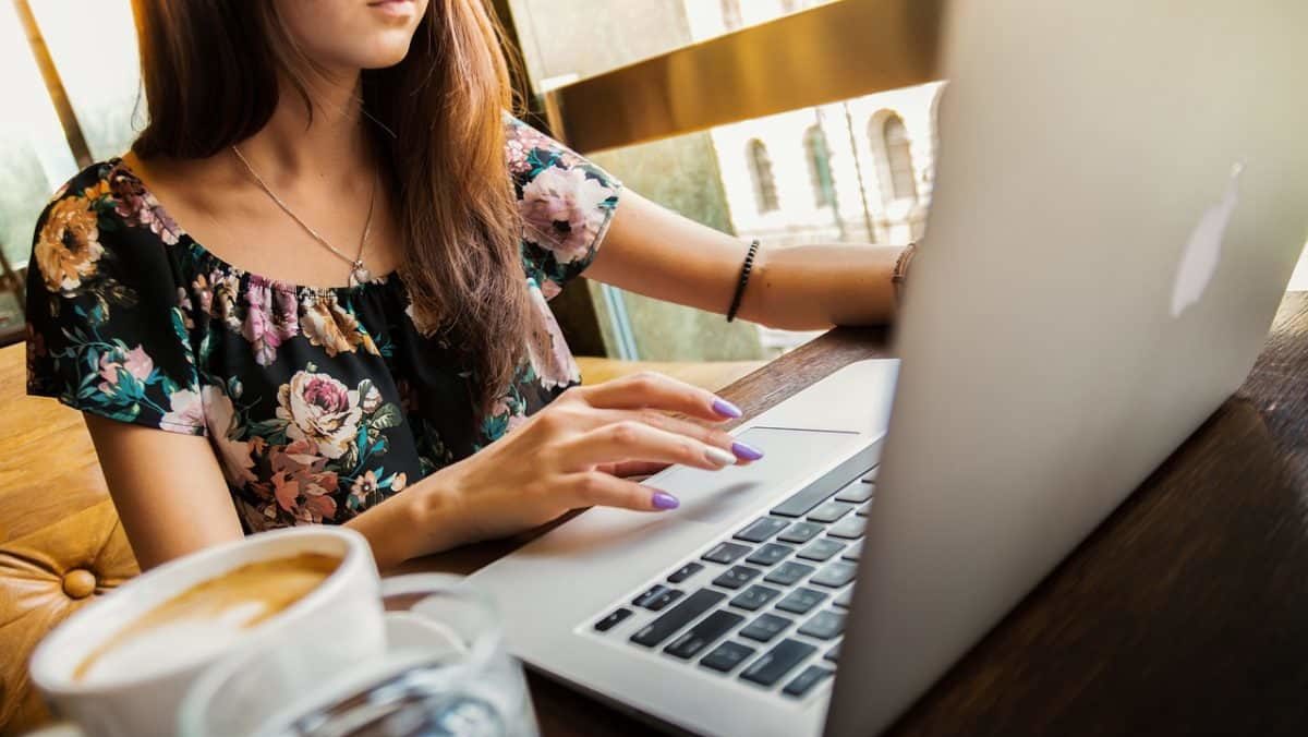 Femmes travaillent à temps plein