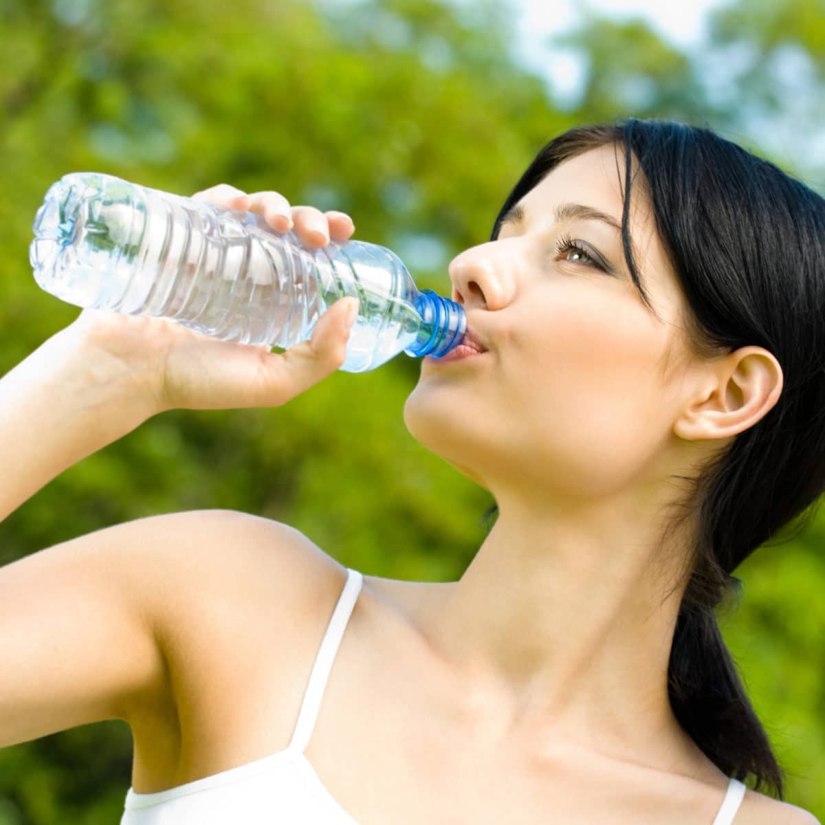 Femme qui boit de l'eau