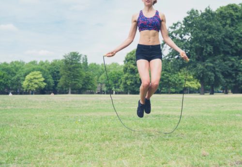 Femme qui fait de la corde à sauter
