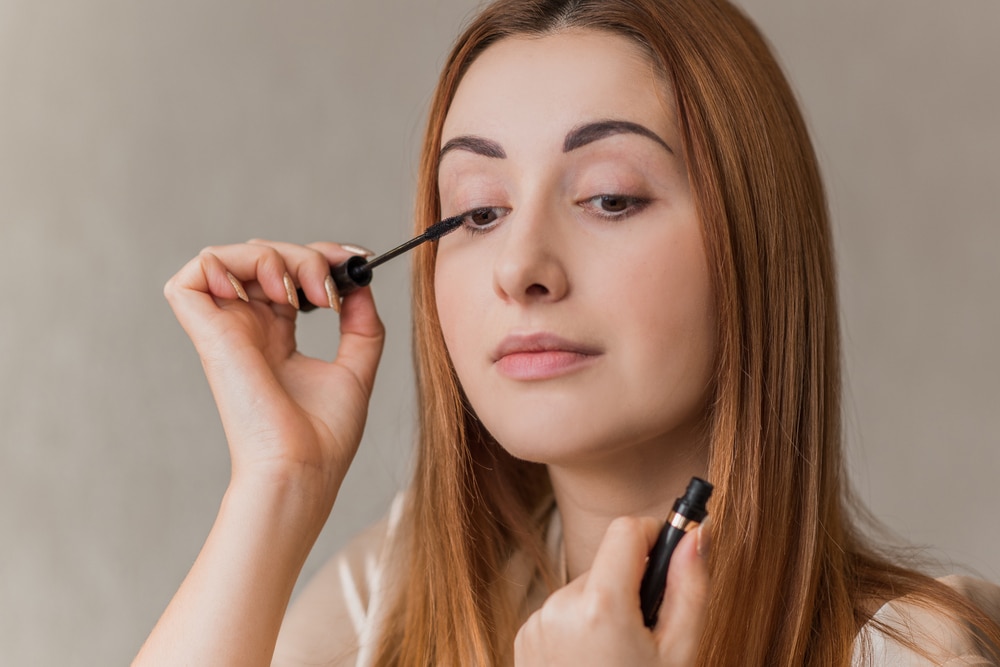 Femme appliquant du maquillage pour les yeux
