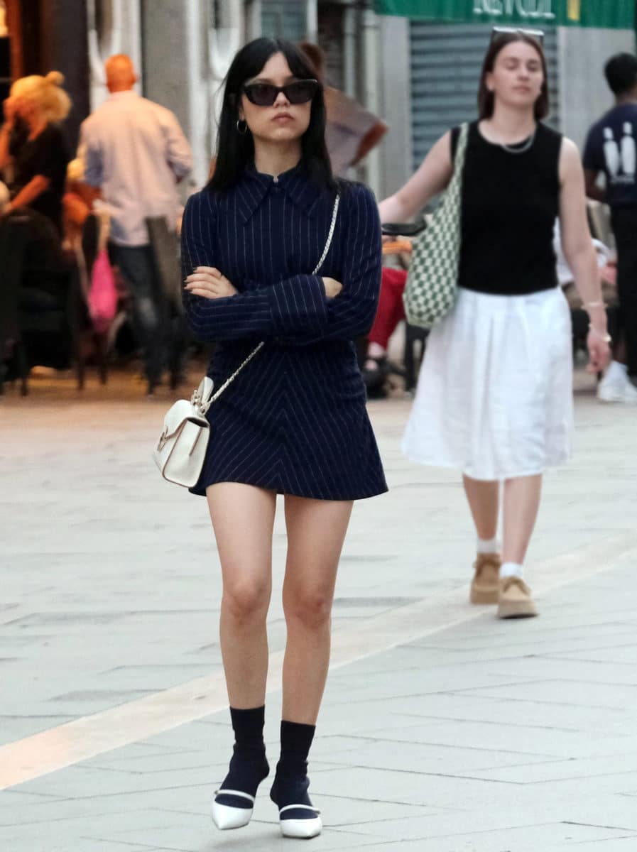 Jenna Ortega avec une robe Desigual