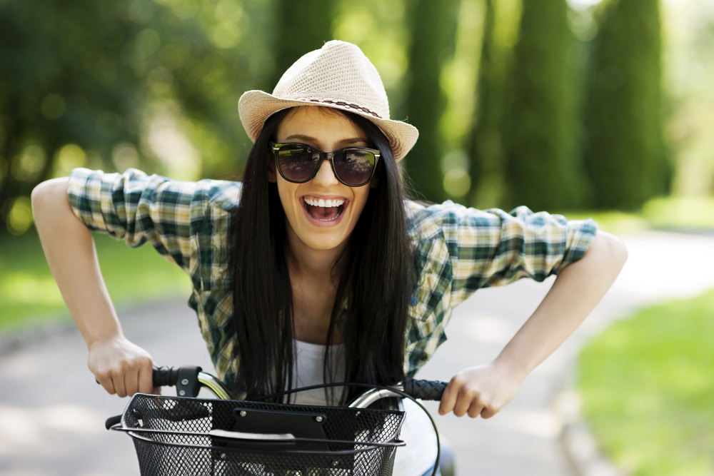 Une femme heureuse qui fait du vélo