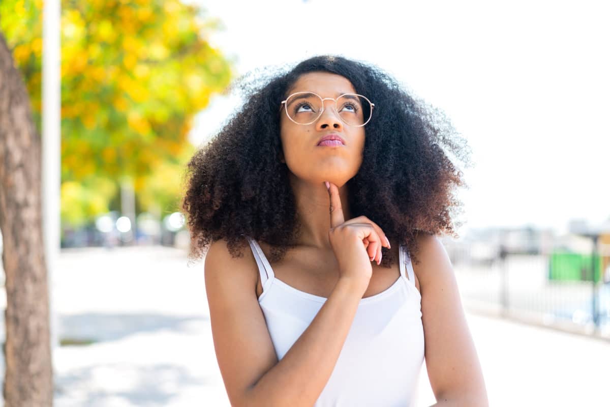 Femme qui réfléchi