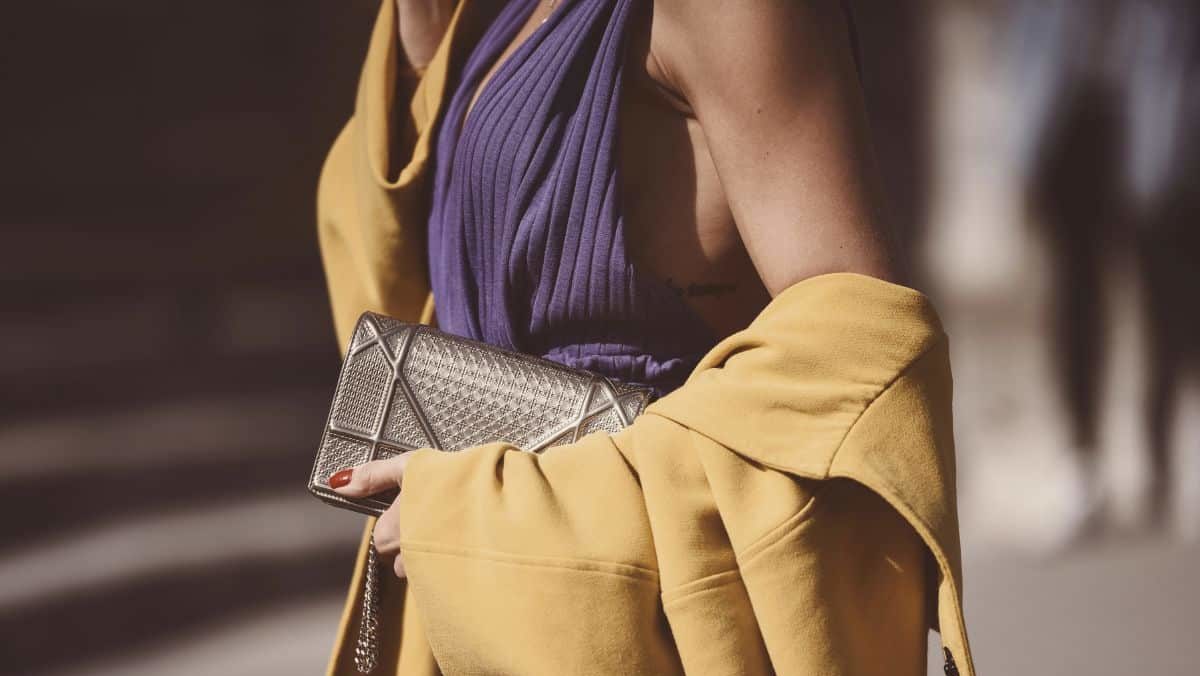 Femme portant une robe fluide