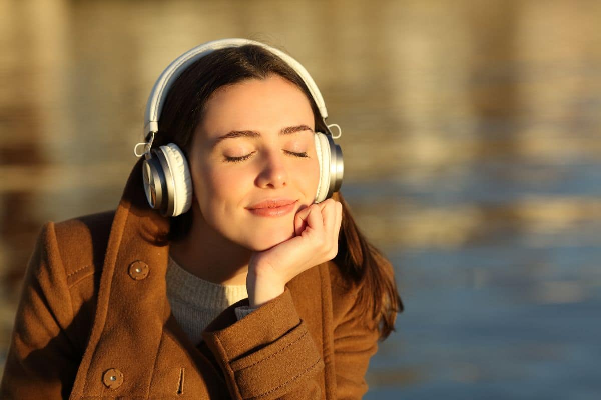 Femme écoutant de la musique classique