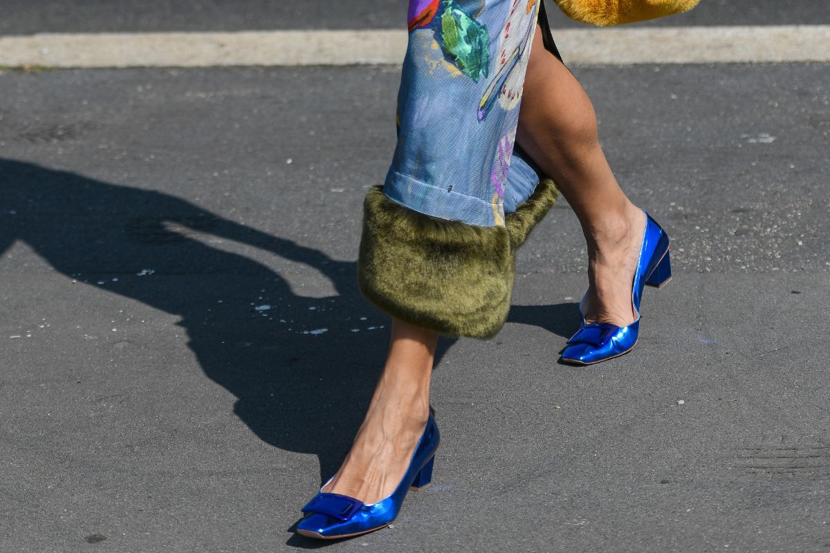 Femme portant des sandales satinées bleues 