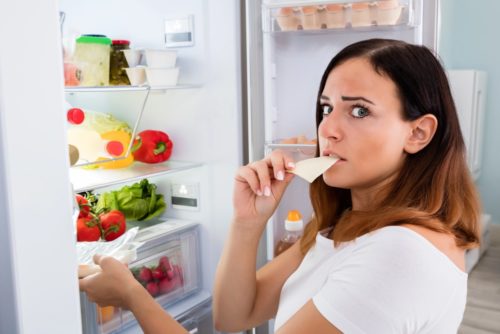 Femme qui mange du fromage