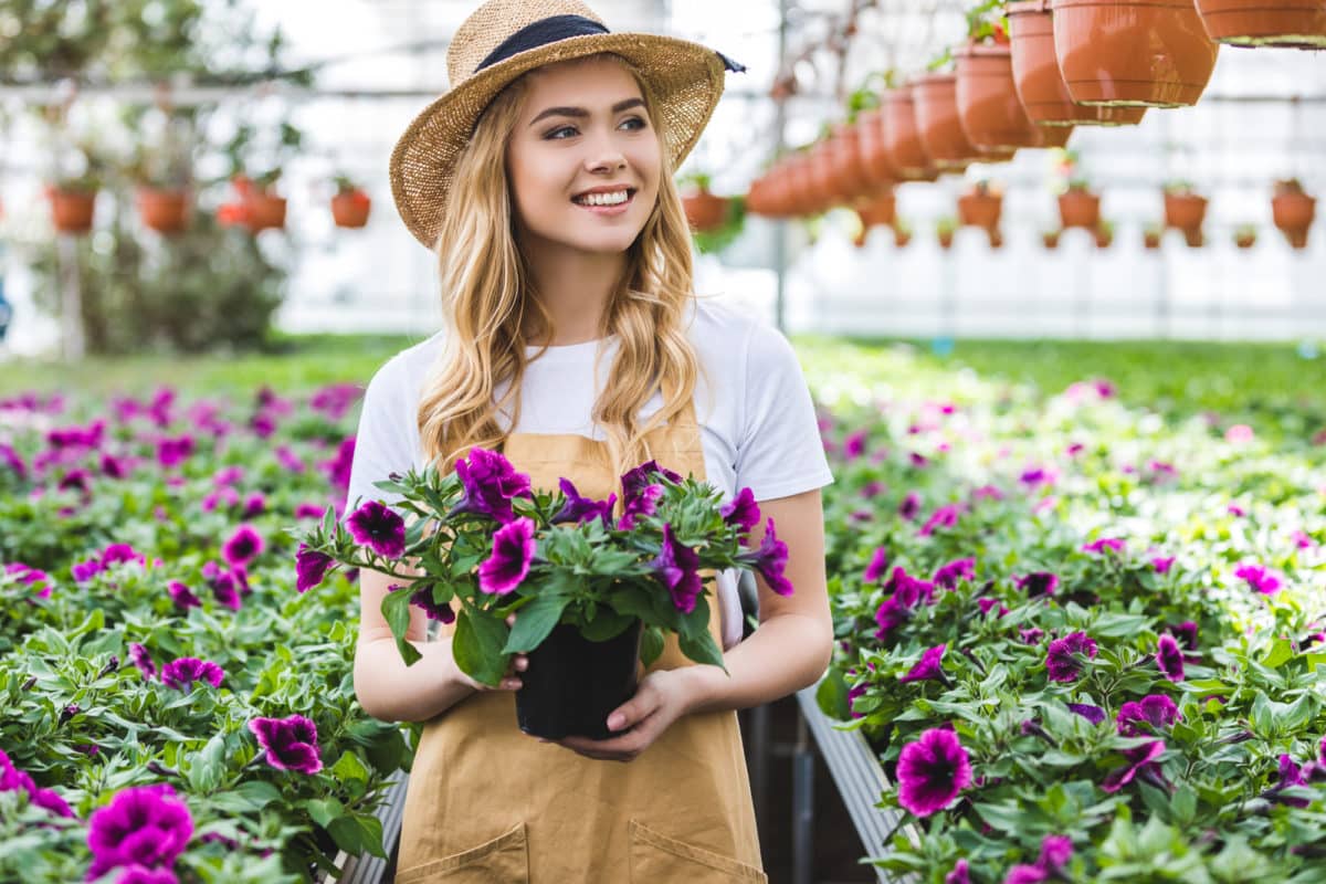 Femme fait du jardinage