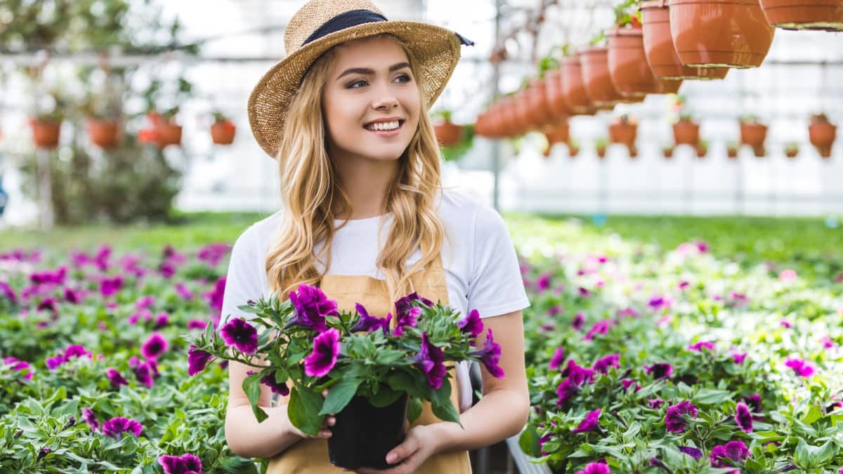 Femme fait du jardinage