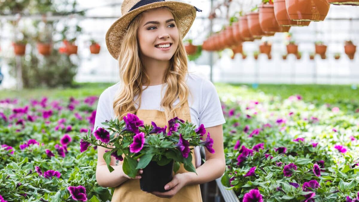 Femme fait du jardinage