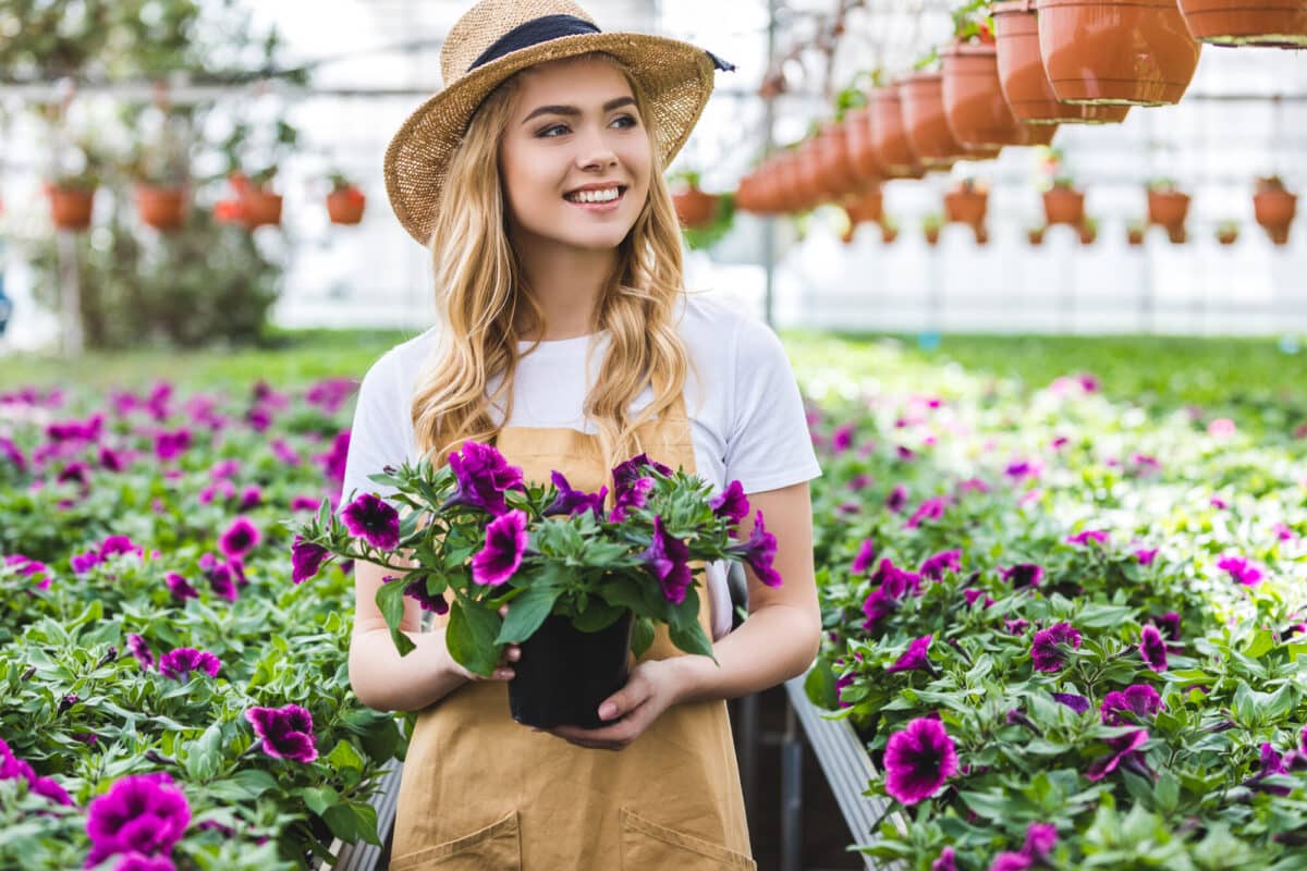Femme fait du jardinage