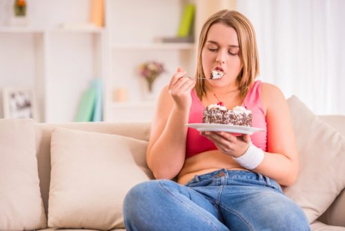 Femme qui mange un gâteau