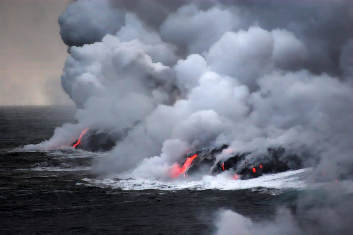 Coulée de lave se déversant dans l'océan à Hawaï Big Island.
