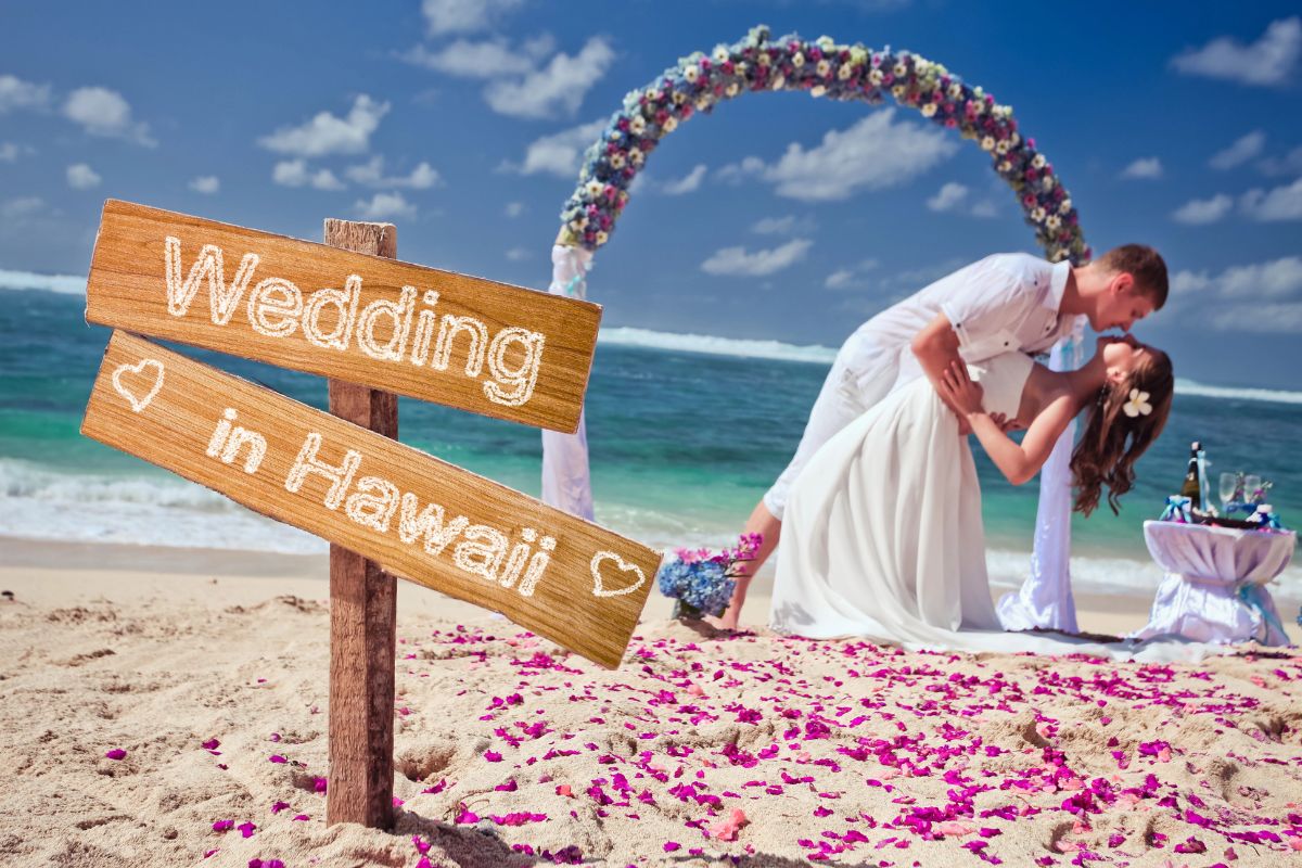 Couple de mariés sur une plage à Hawaï.