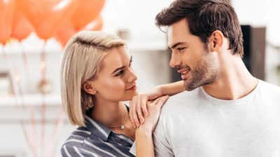 Un couple amoureux qui se regarde tendrement