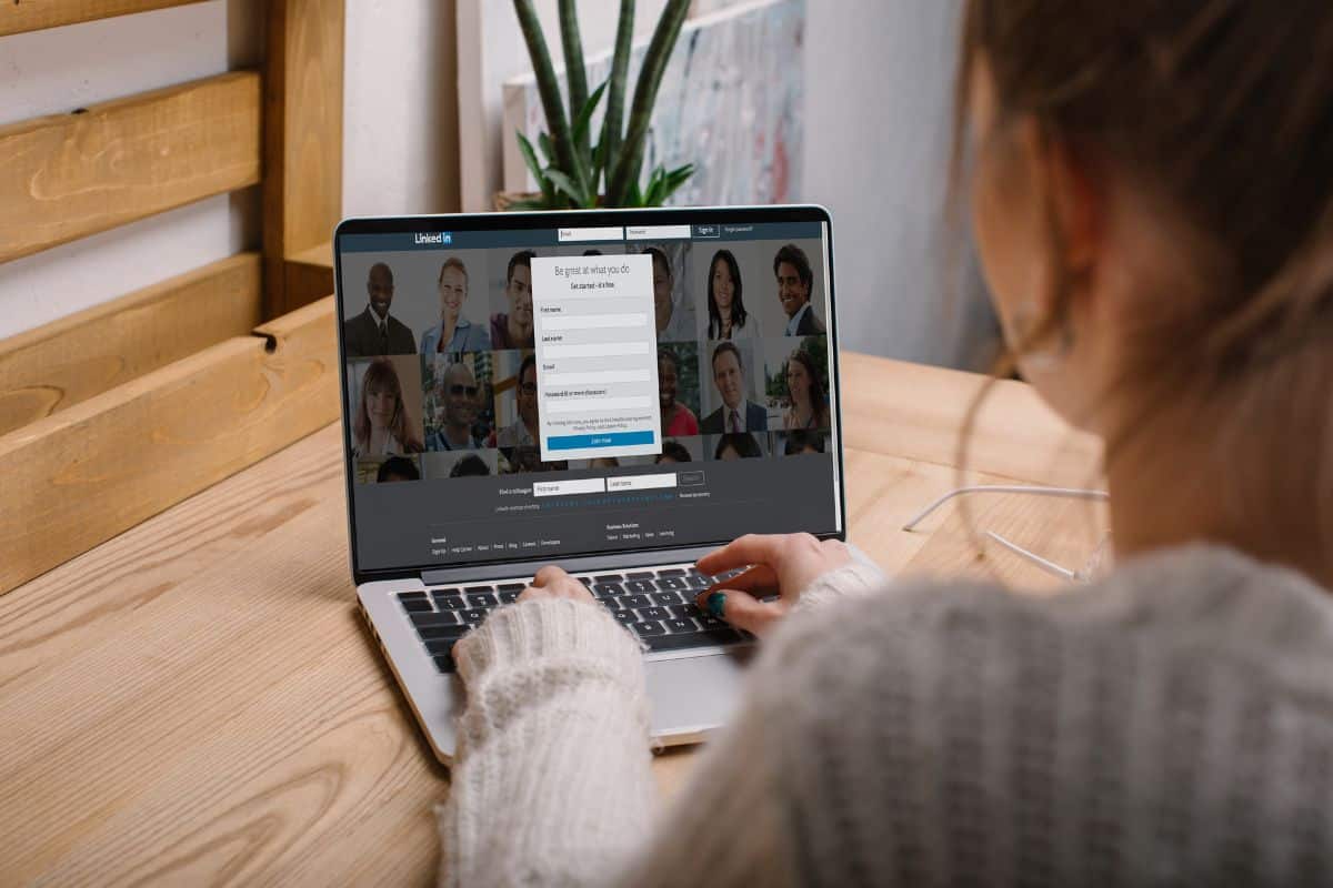 Une femme utilisant LinkedIn