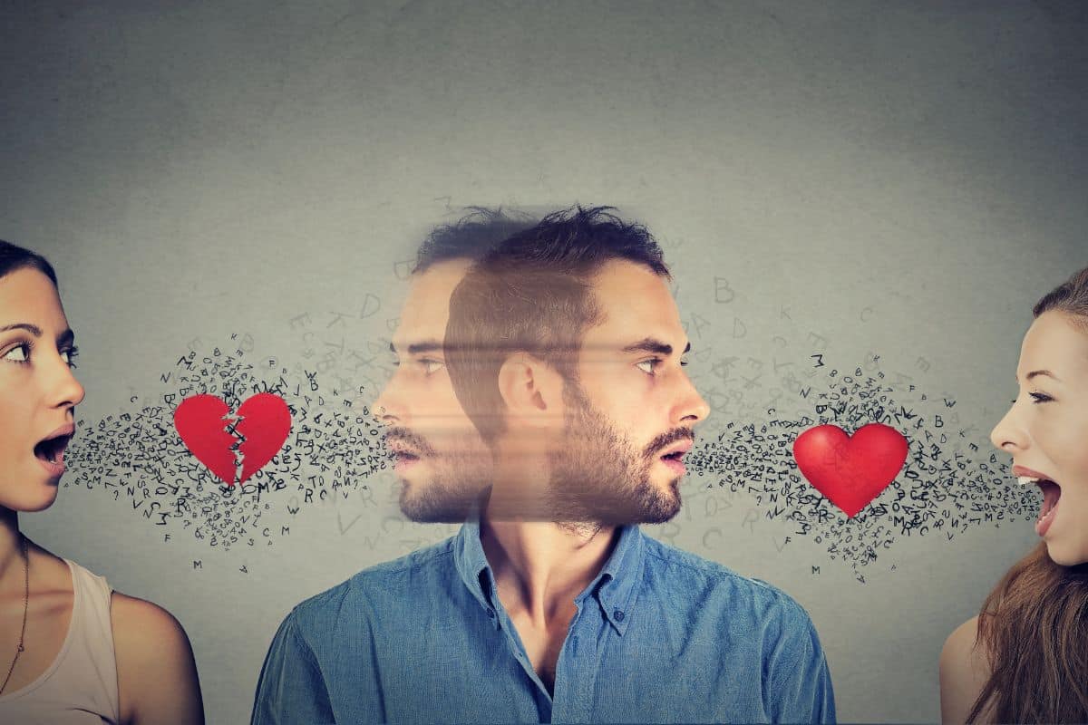 Un homme semble hésiter entre deux femmes
