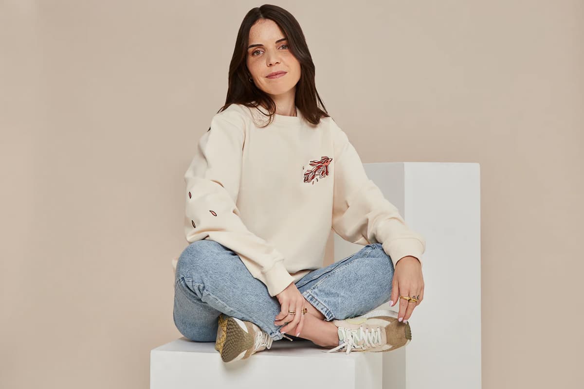Femme assise décontractée en sweat et jeans