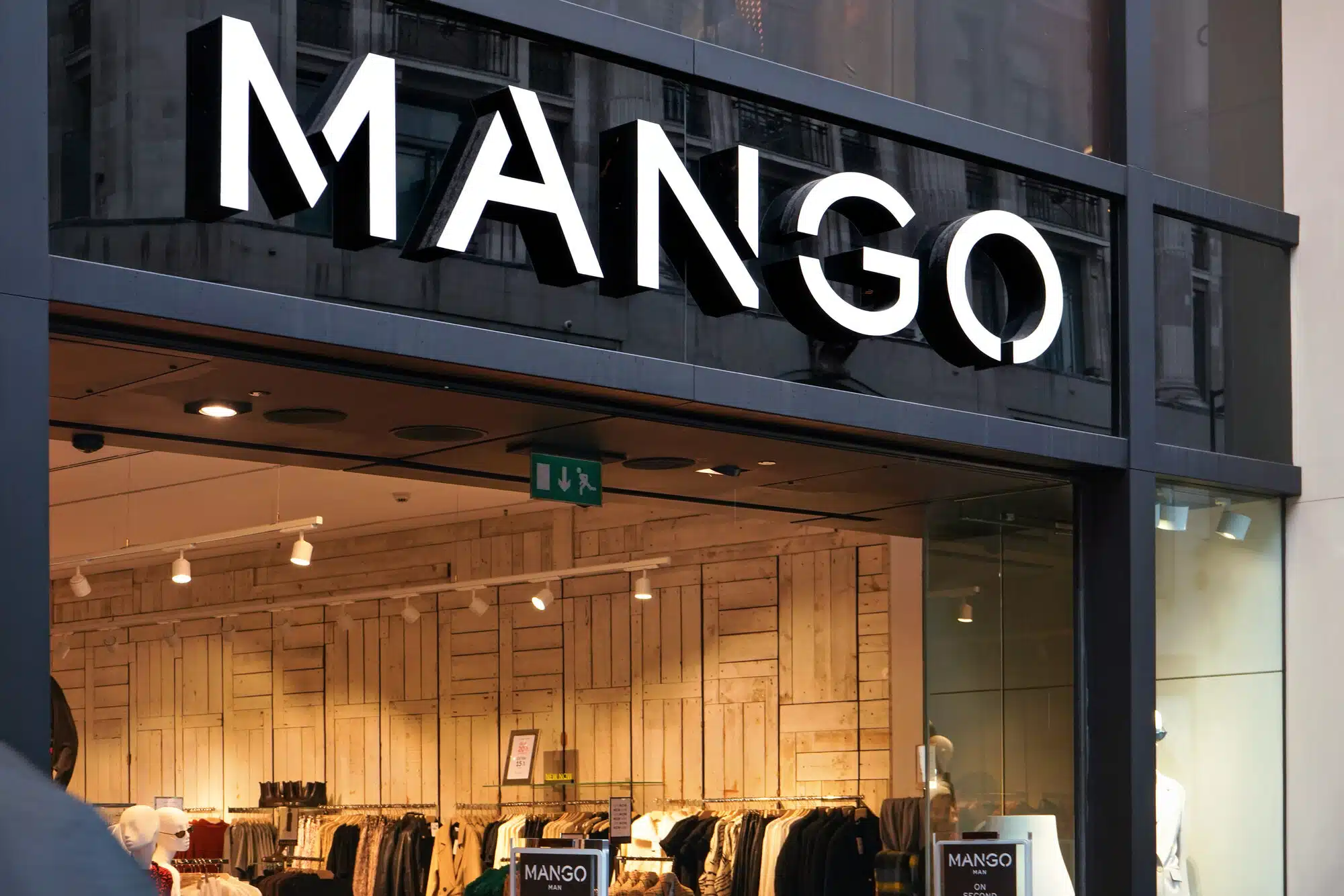 Pantalon rayé de chez Mango