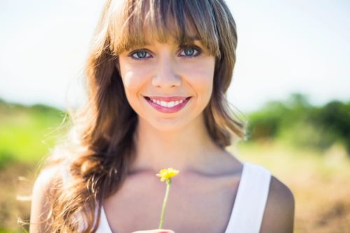 Femme avec une frange tendance