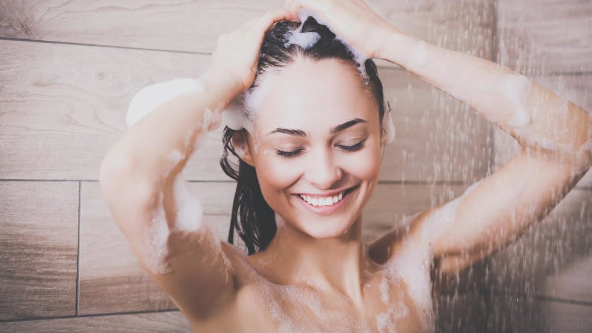 Le délai à respecter impérativement avant de laver ses cheveux après une coloration