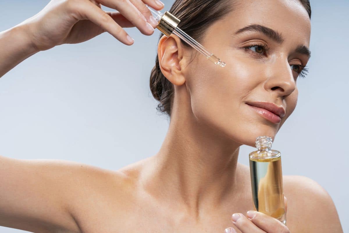 Femme appliquant un sérum enrichi