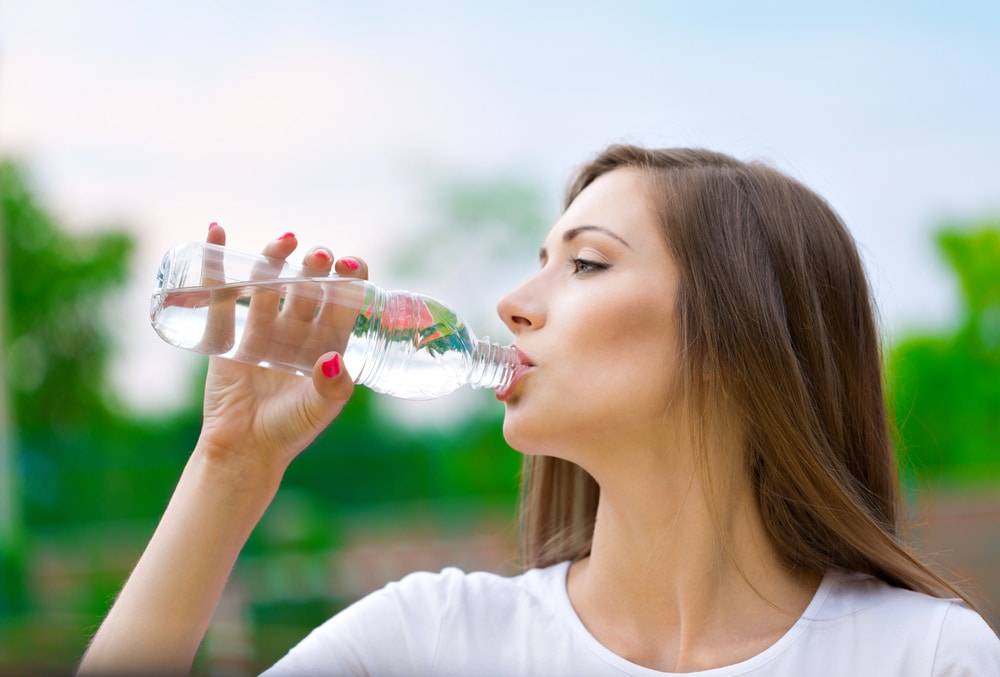 Femme qui boit de l'eau pour perdre du poids