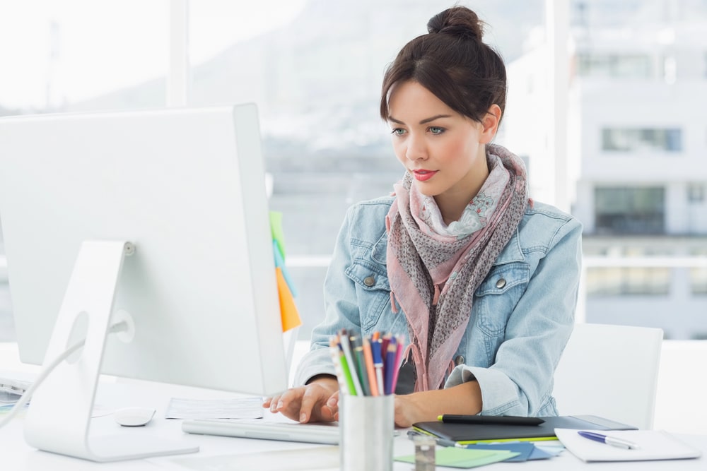 Femme assise au travail