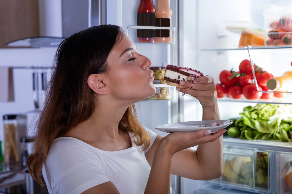 Femme qui mange un gâteau