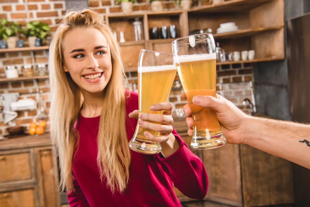 Une femme qui boit une bière