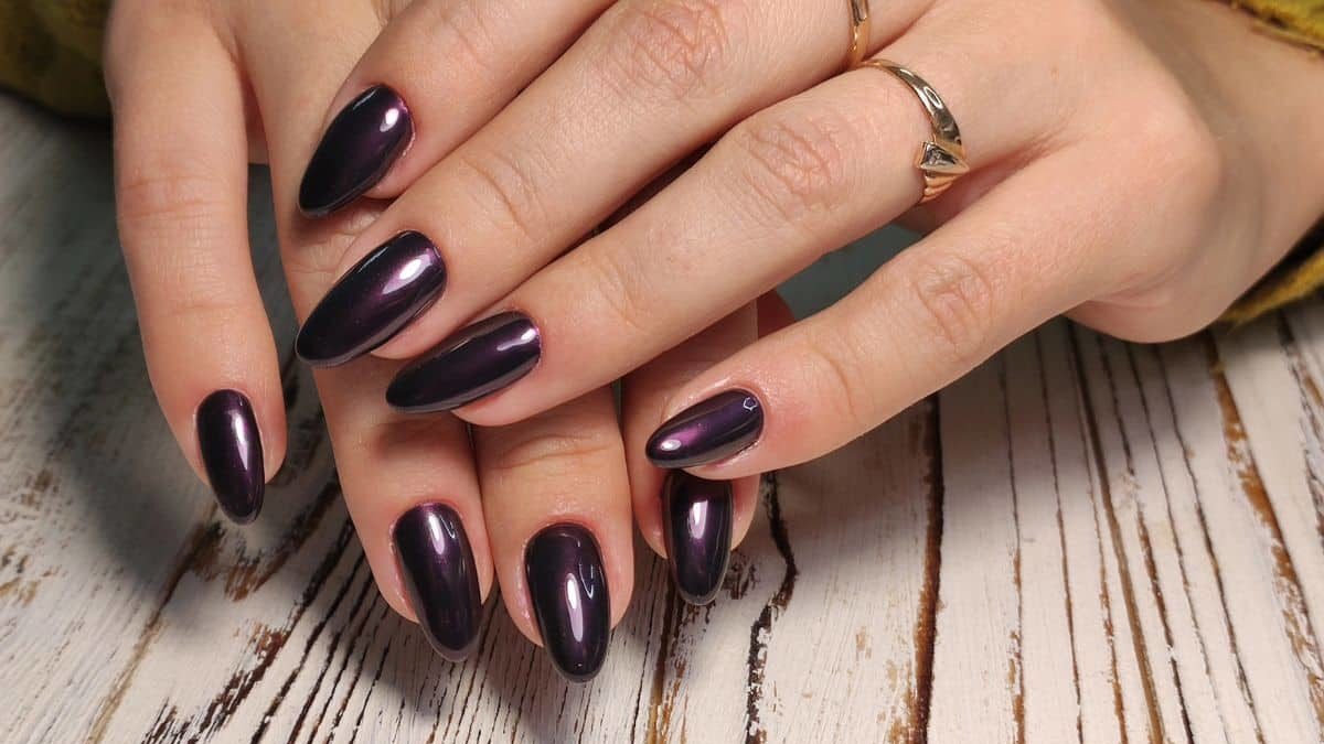 Manucure sombre et chic