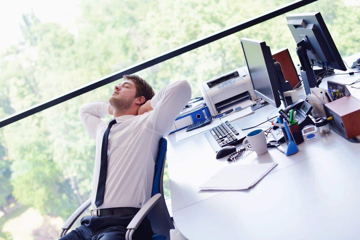 Homme se relaxant sur une chaise de bureau
