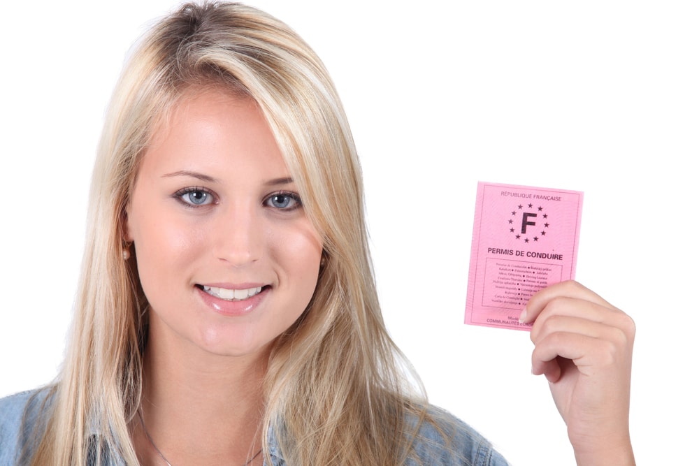 Femme avec permis de conduire rose