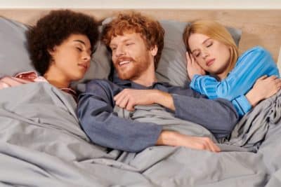 Oubliez les trouples : le polycule, la tendance de rencontre audacieuse qui semble DINGUE !