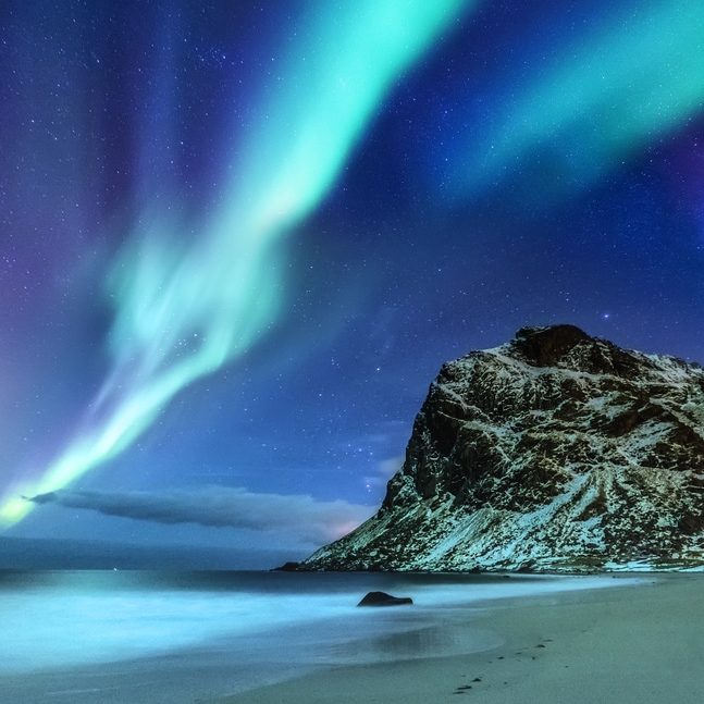 Lumière nordique sous les montagnes et l'océan