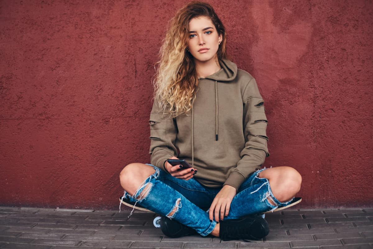 Femme avec un jean troué