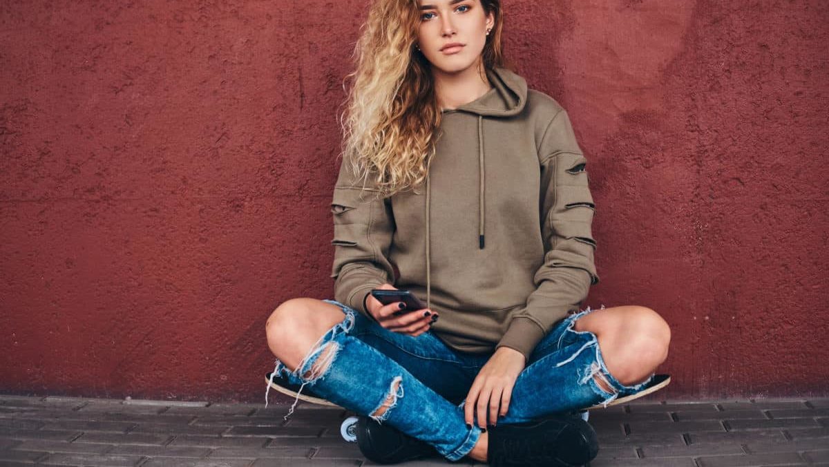 Femme avec un jean troué